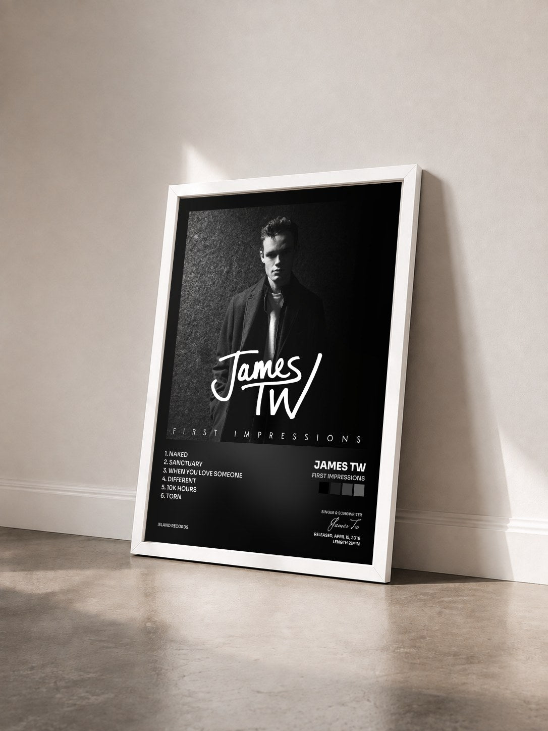 #blanc Tableau de l'album First Impressions de James Tw vu de trois quarts, cadre blanc