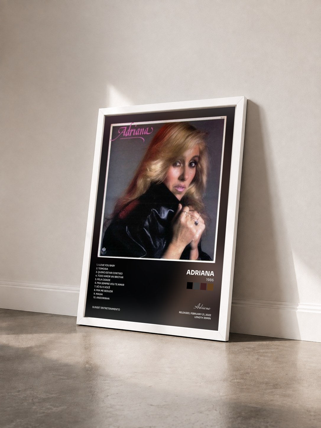 #blanc Tableau de l'album 1986 de Adriana vu de trois quarts, cadre blanc