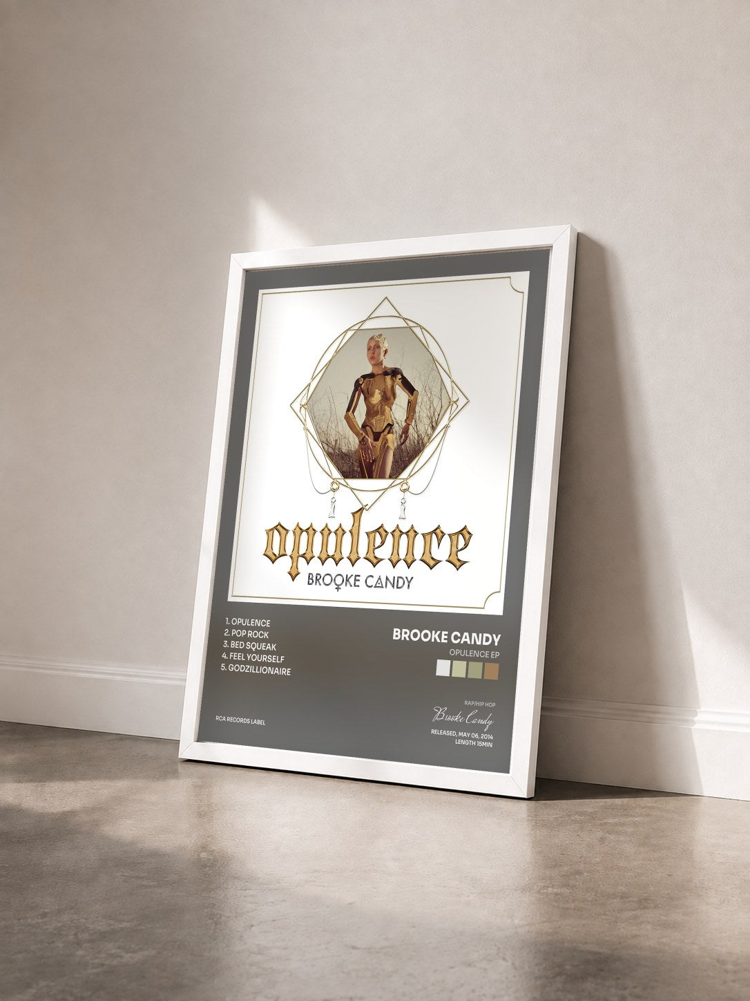 #blanc Tableau de l'album Opulence EP de Brooke Candy vu de trois quarts, cadre blanc