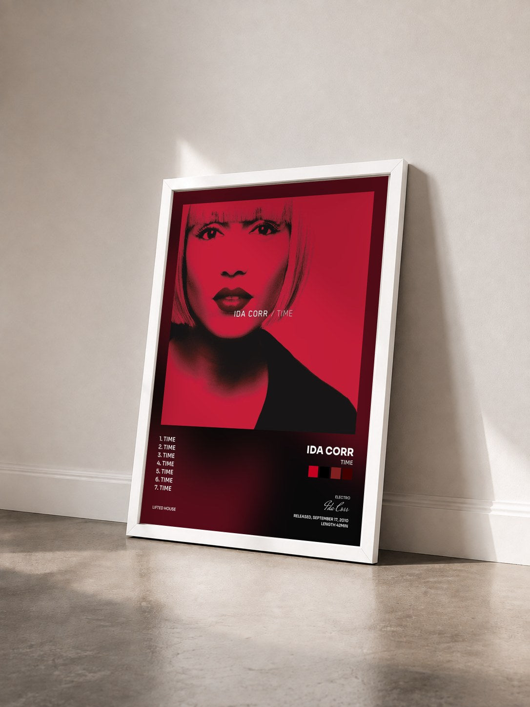#blanc Tableau de l'album Time de Ida Corr vu de trois quarts, cadre blanc