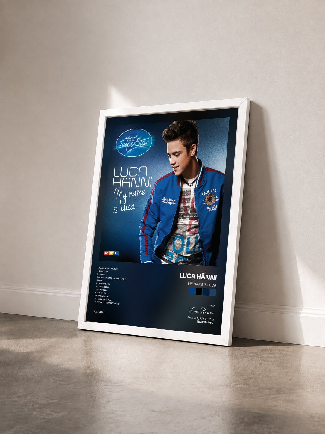 #blanc Tableau de l'album My Name Is Luca de Luca Hänni vu de trois quarts, cadre blanc