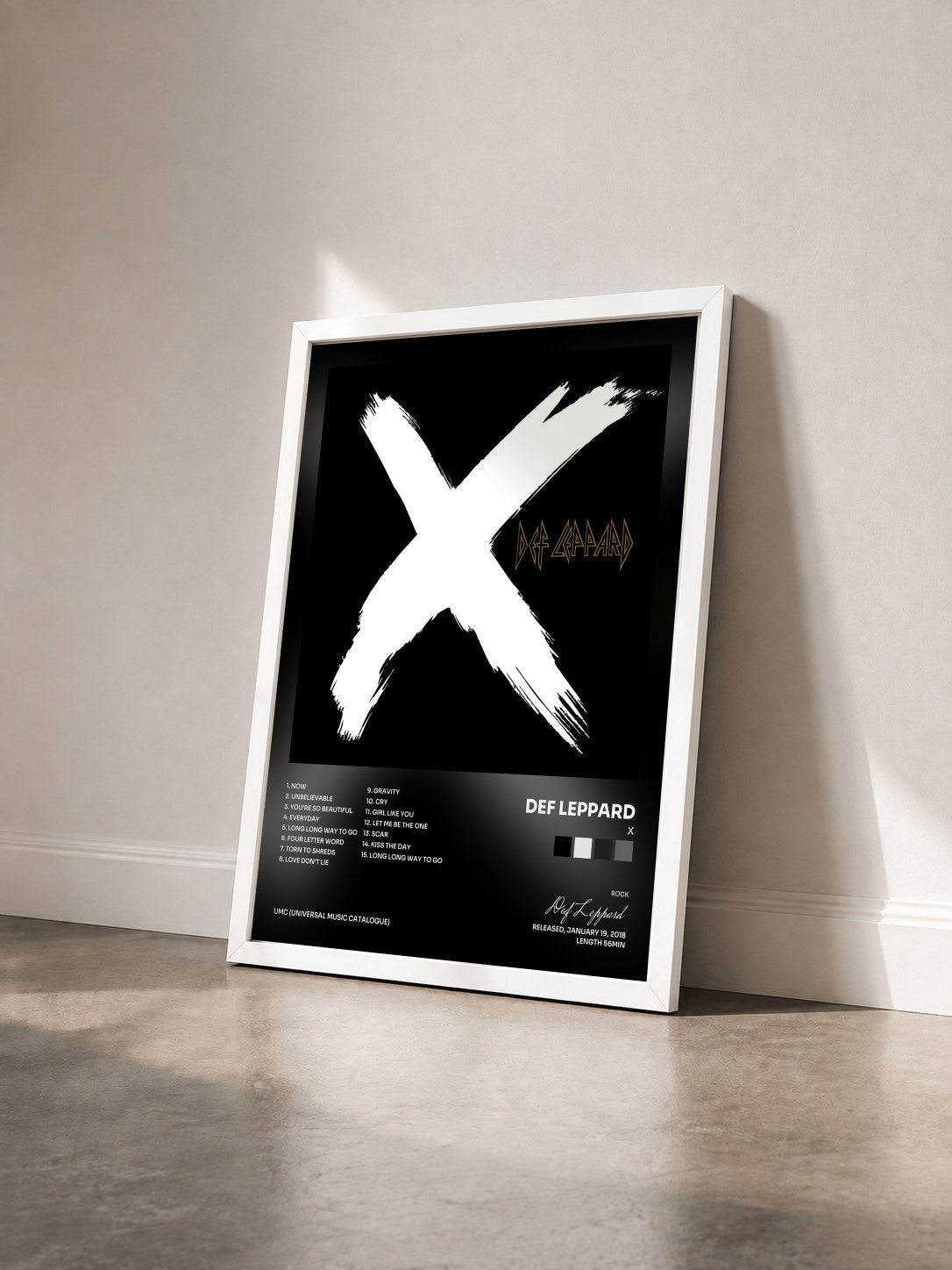 #blanc Tableau de l'album X de Def Leppard vu de trois quarts, cadre blanc