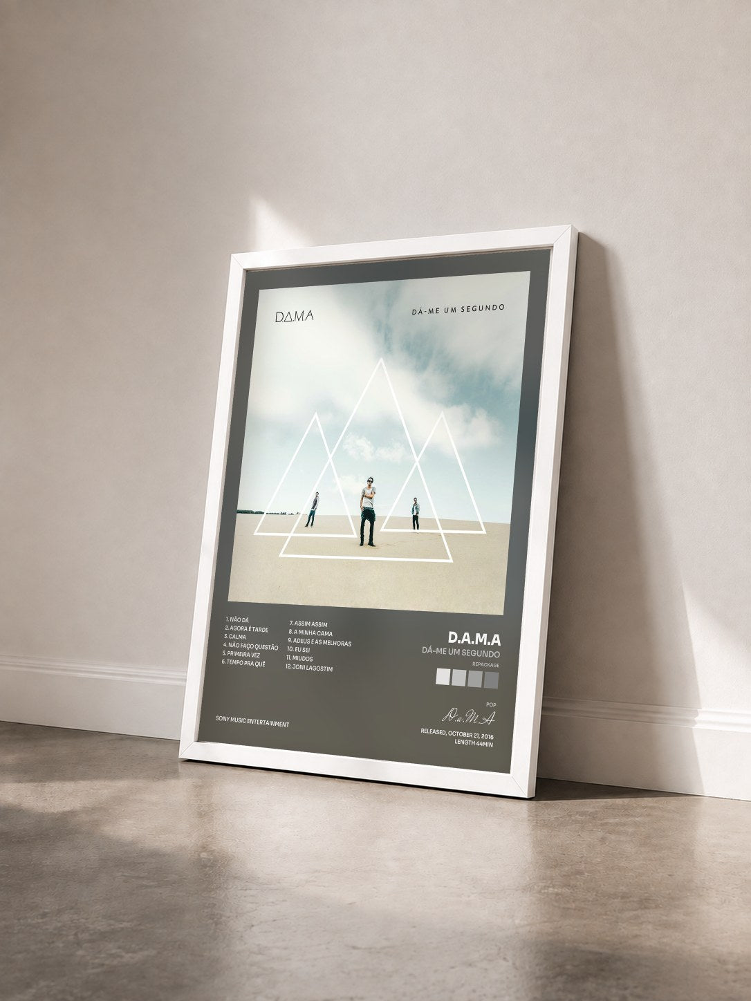 #blanc Tableau de l'album Dá-me Um Segundo (Repackage) de D.a.M.A vu de trois quarts, cadre blanc