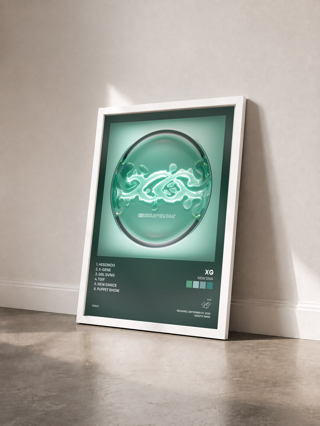 #blanc Tableau de l'album NEW DNA de XG vu de trois quarts, cadre blanc