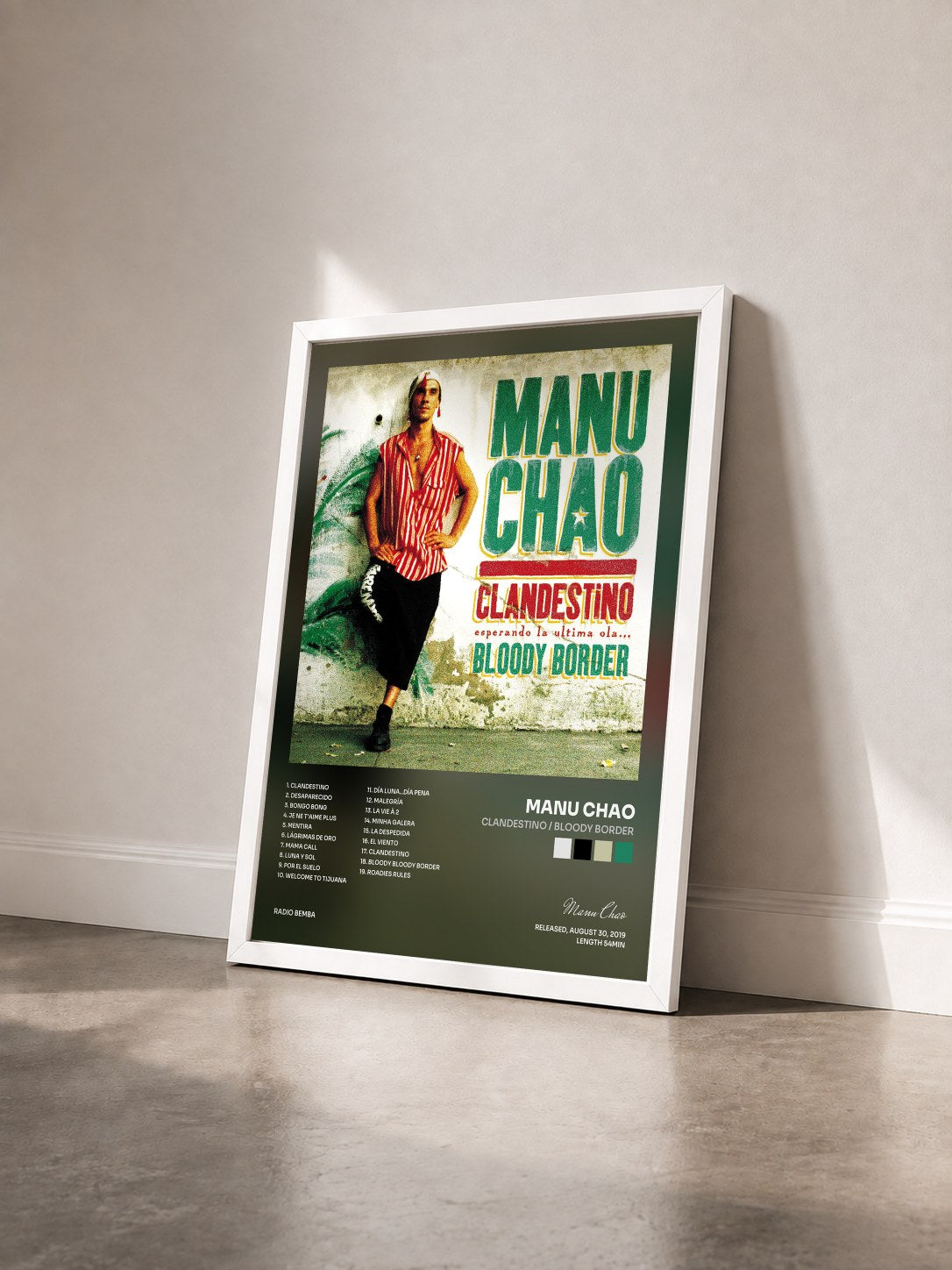 #blanc Tableau de l'album Clandestino / Bloody Border de Manu Chao vu de trois quarts, cadre blanc