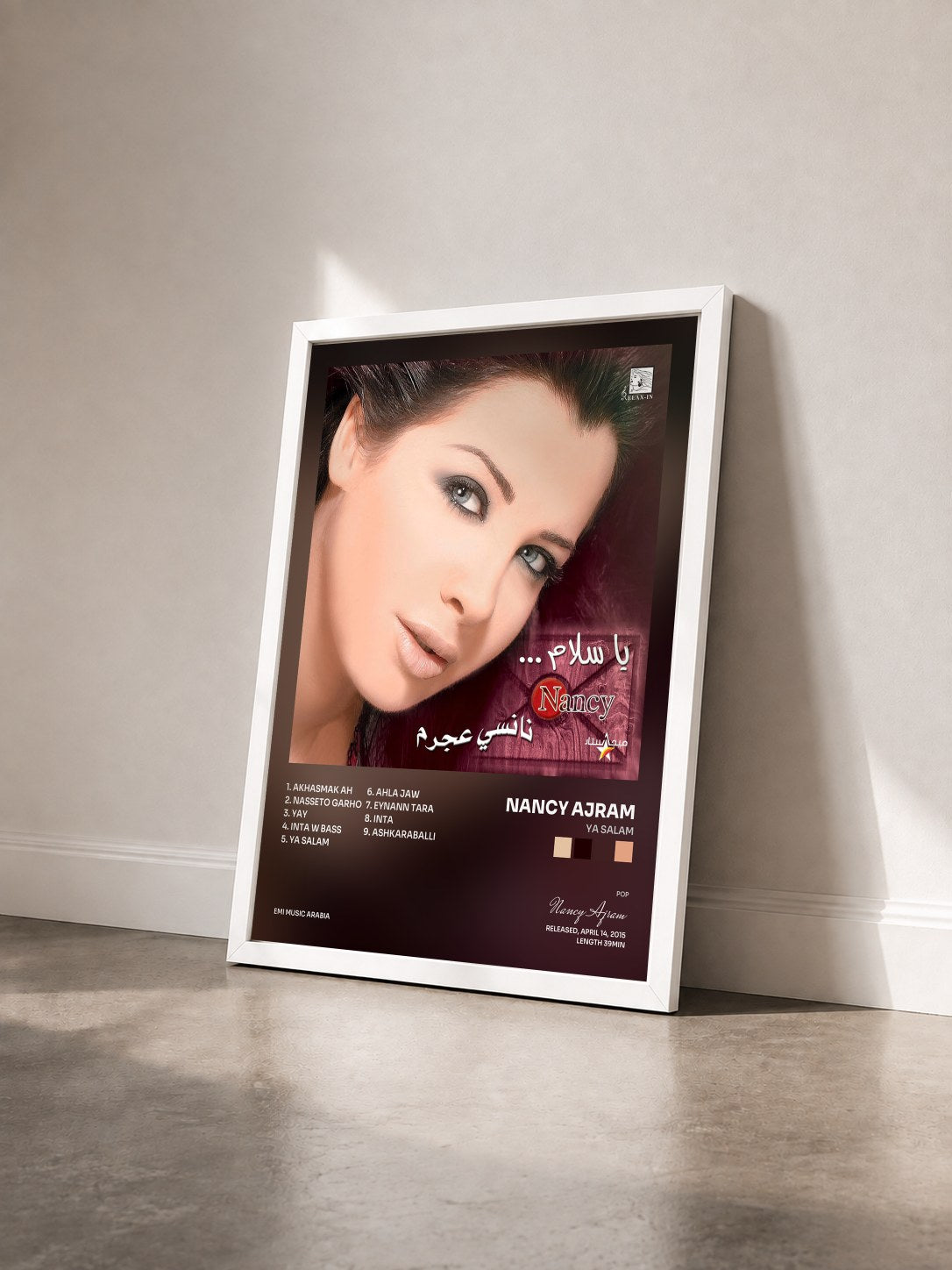 #blanc Tableau de l'album Ya Salam de Nancy Ajram vu de trois quarts, cadre blanc
