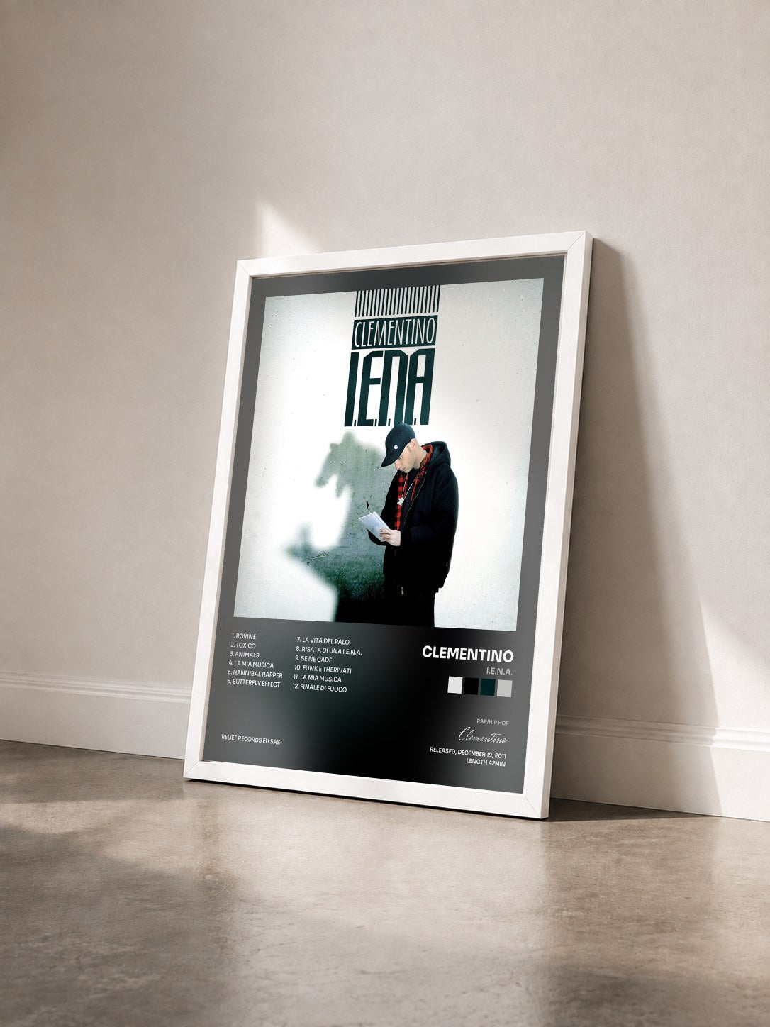 #blanc Tableau de l'album I.E.N.A. de Clementino vu de trois quarts, cadre blanc