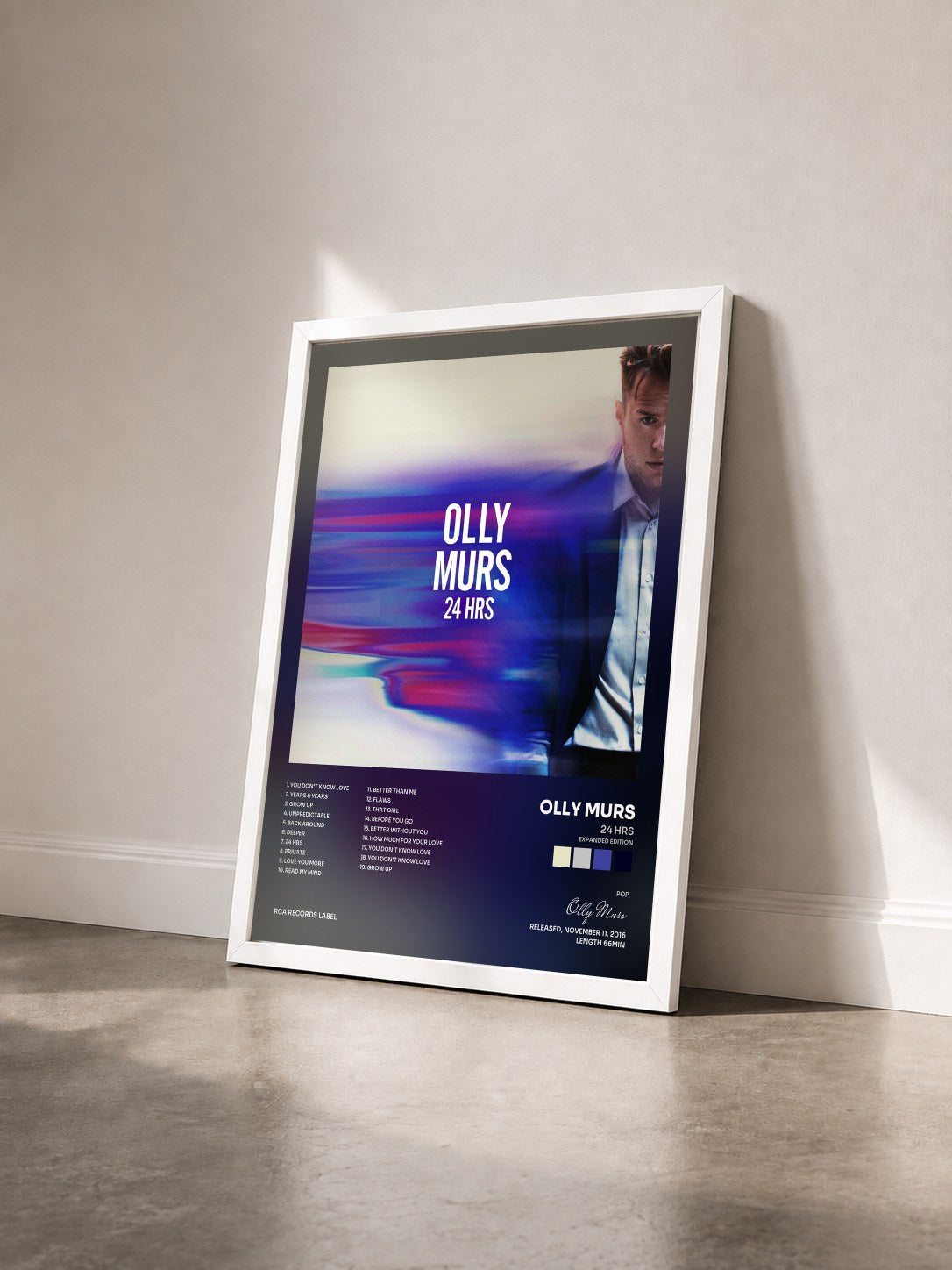 #blanc Tableau de l'album 24 HRS (Expanded Edition) de Olly Murs vu de trois quarts, cadre blanc