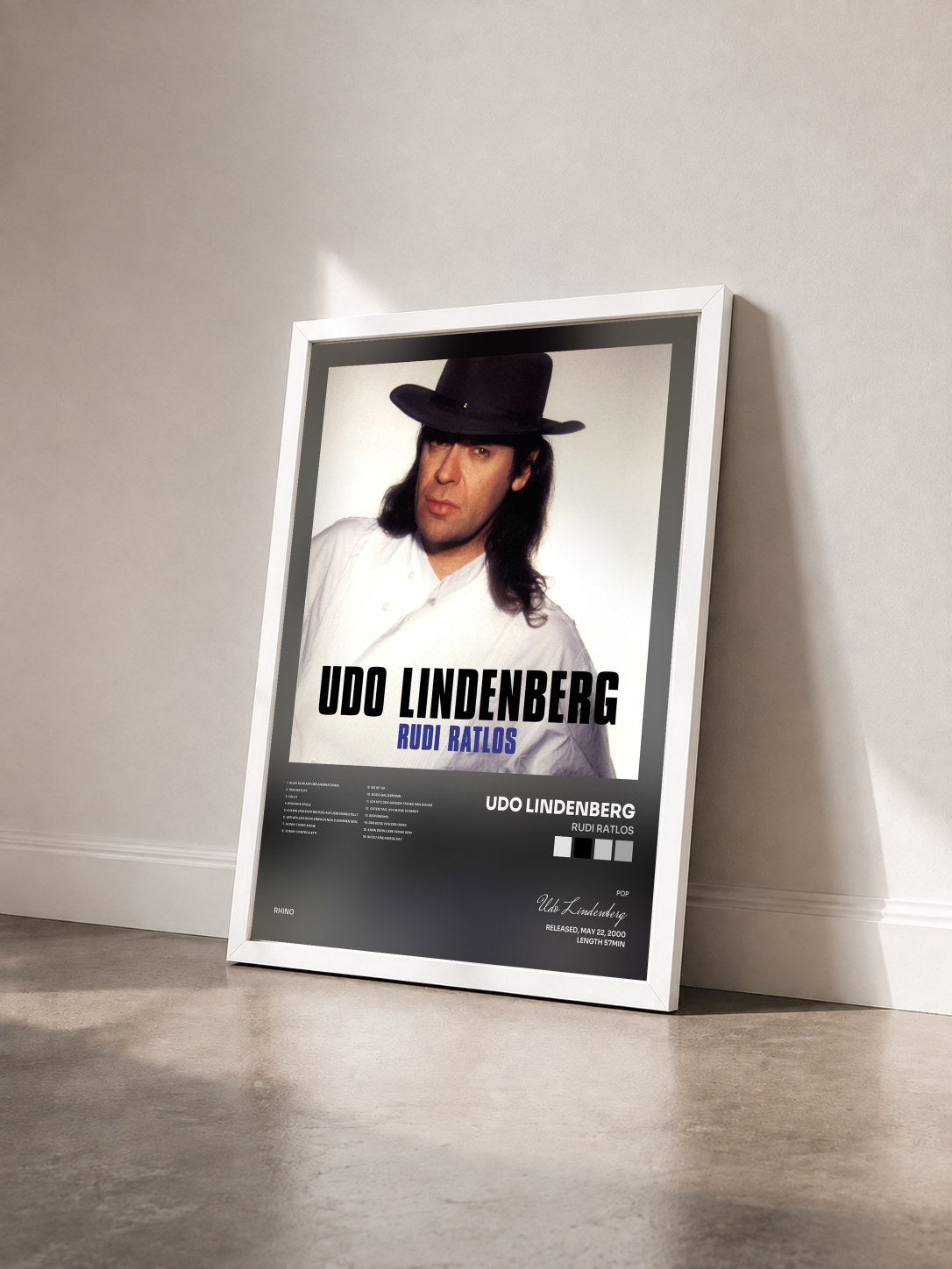 #blanc Tableau de l'album Rudi Ratlos de Udo Lindenberg vu de trois quarts, cadre blanc