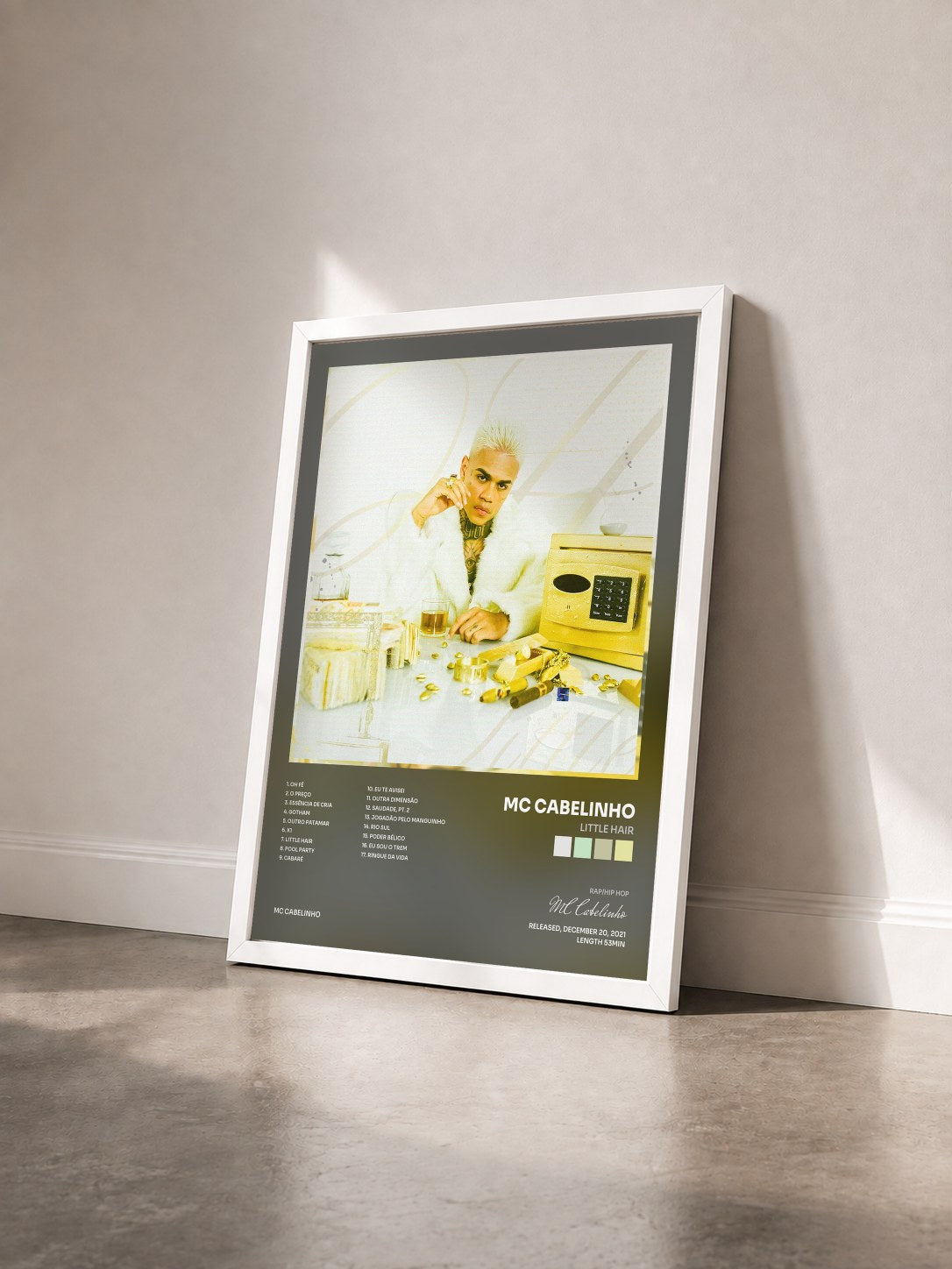 #blanc Tableau de l'album LITTLE HAIR de MC Cabelinho vu de trois quarts, cadre blanc