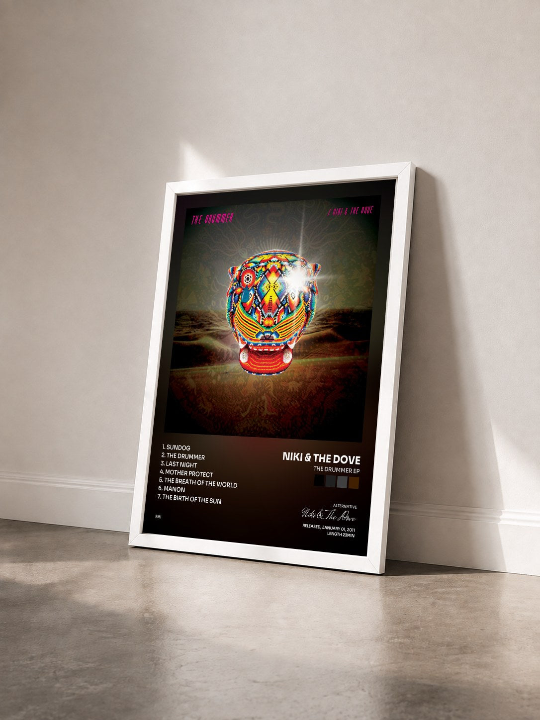 #blanc Tableau de l'album The Drummer EP de Niki & The Dove vu de trois quarts, cadre blanc