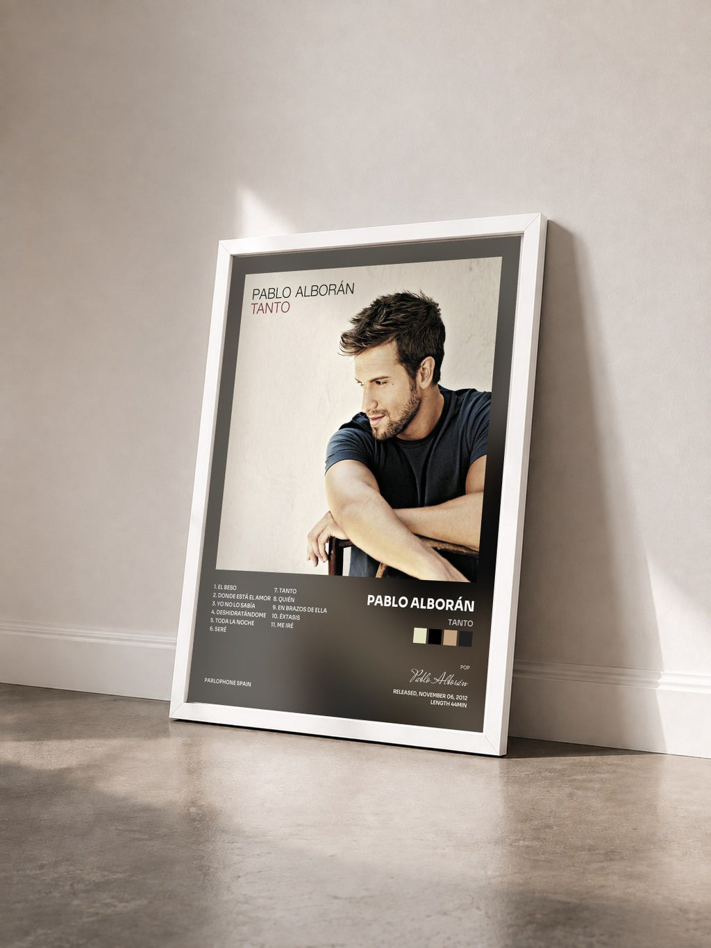 #blanc Tableau de l'album Tanto de Pablo Alborán vu de trois quarts, cadre blanc