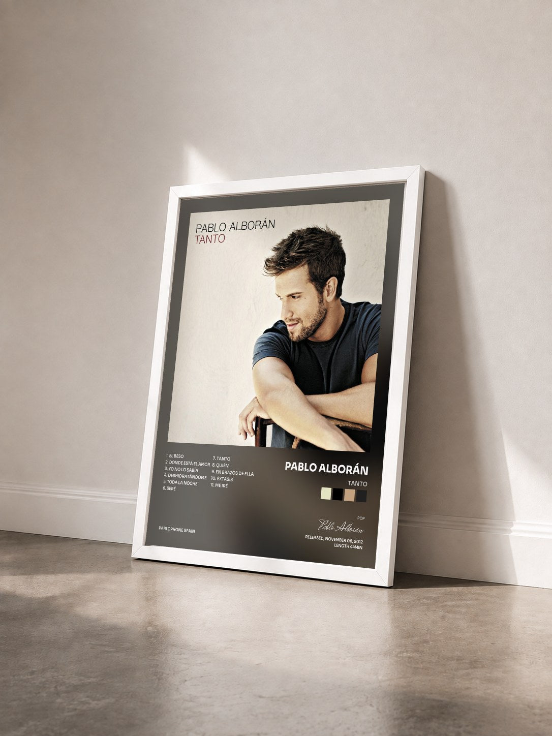 #blanc Tableau de l'album Tanto de Pablo Alborán vu de trois quarts, cadre blanc