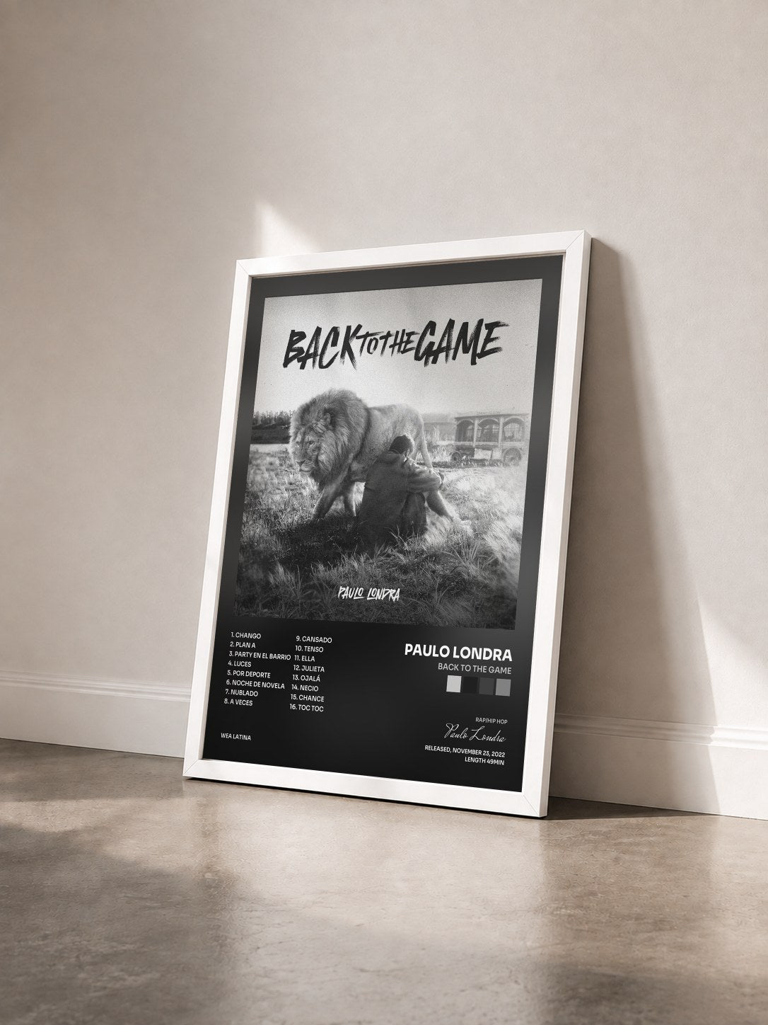 #blanc Tableau de l'album Back To The Game de Paulo Londra vu de trois quarts, cadre blanc