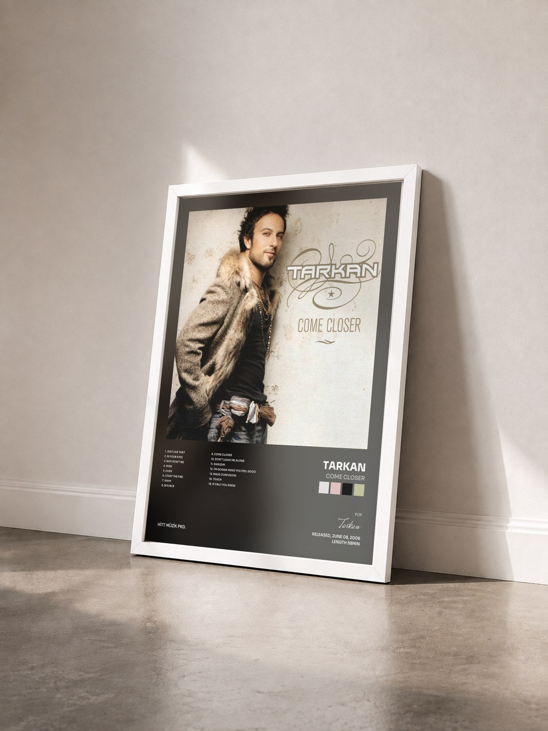 #blanc Tableau de l'album Come Closer de Tarkan vu de trois quarts, cadre blanc