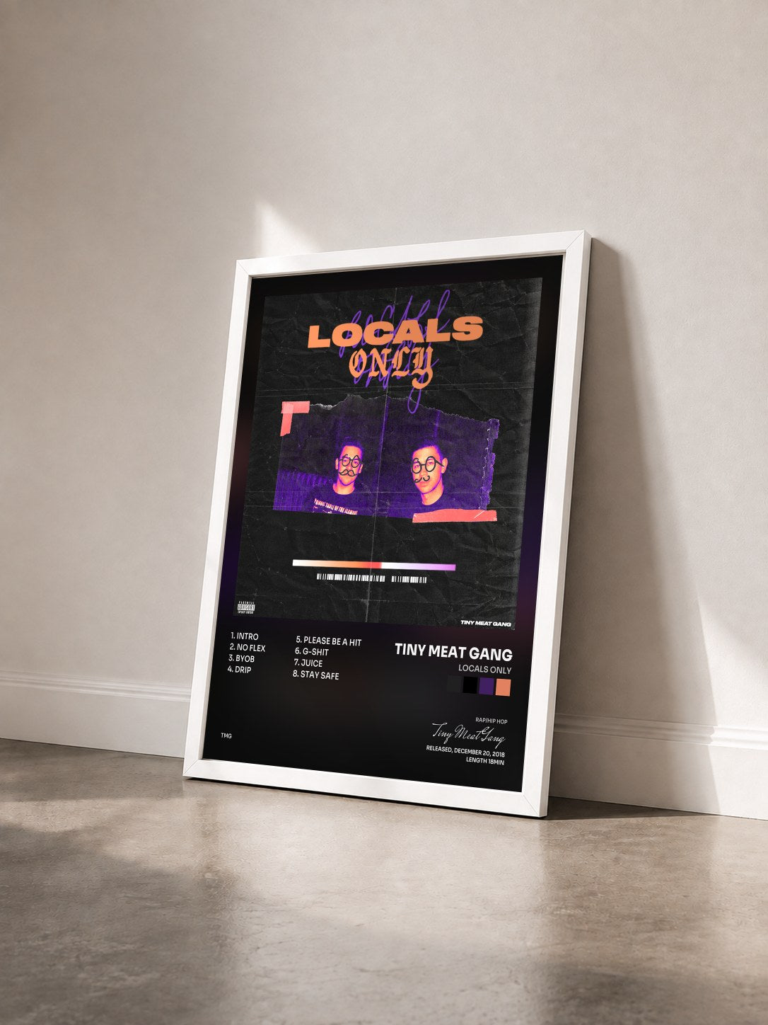 #blanc Tableau de l'album Locals Only de Tiny Meat Gang vu de trois quarts, cadre blanc
