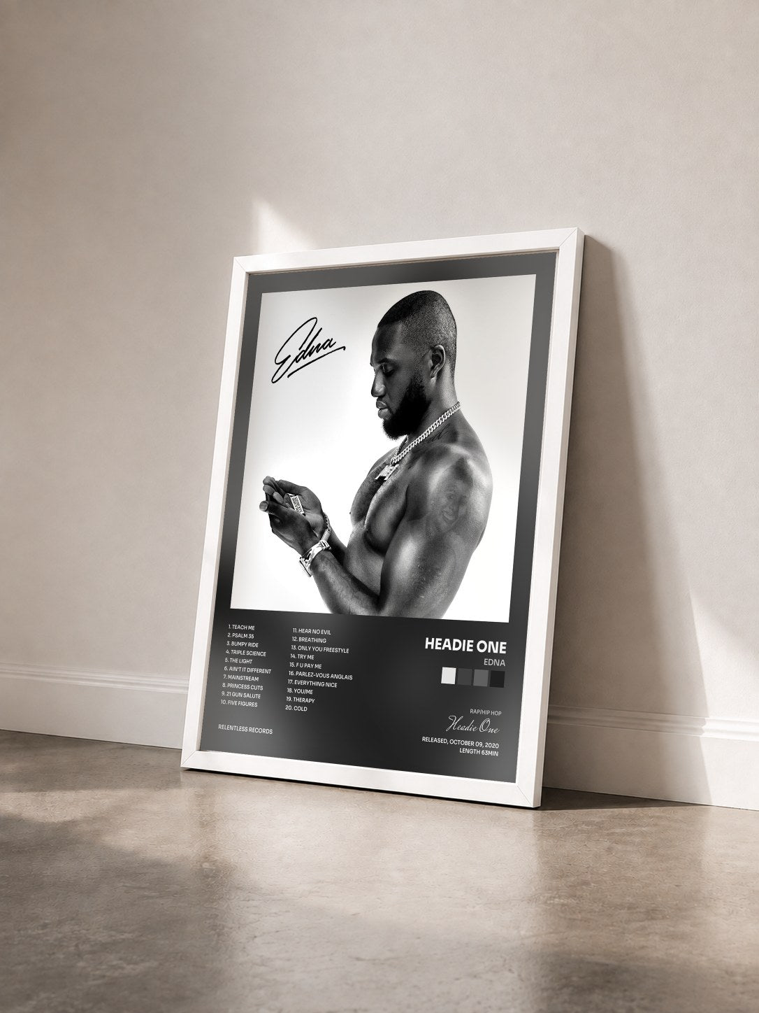 #blanc Tableau de l'album EDNA de Headie One vu de trois quarts, cadre blanc