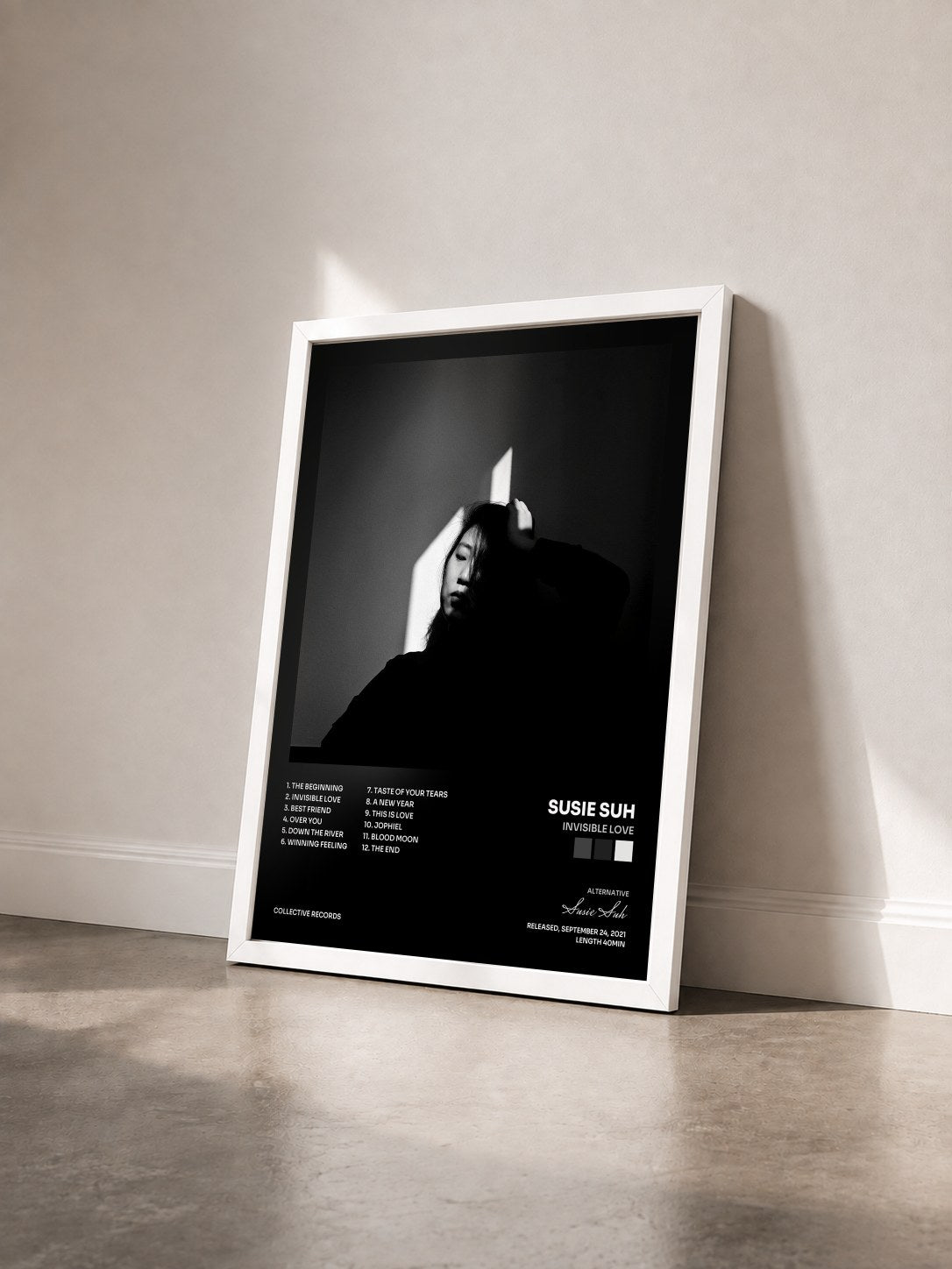#blanc Tableau de l'album Invisible Love de Susie Suh vu de trois quarts, cadre blanc