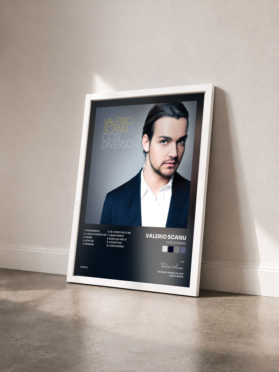 #blanc Tableau de l'album Così diverso de Valerio Scanu vu de trois quarts, cadre blanc