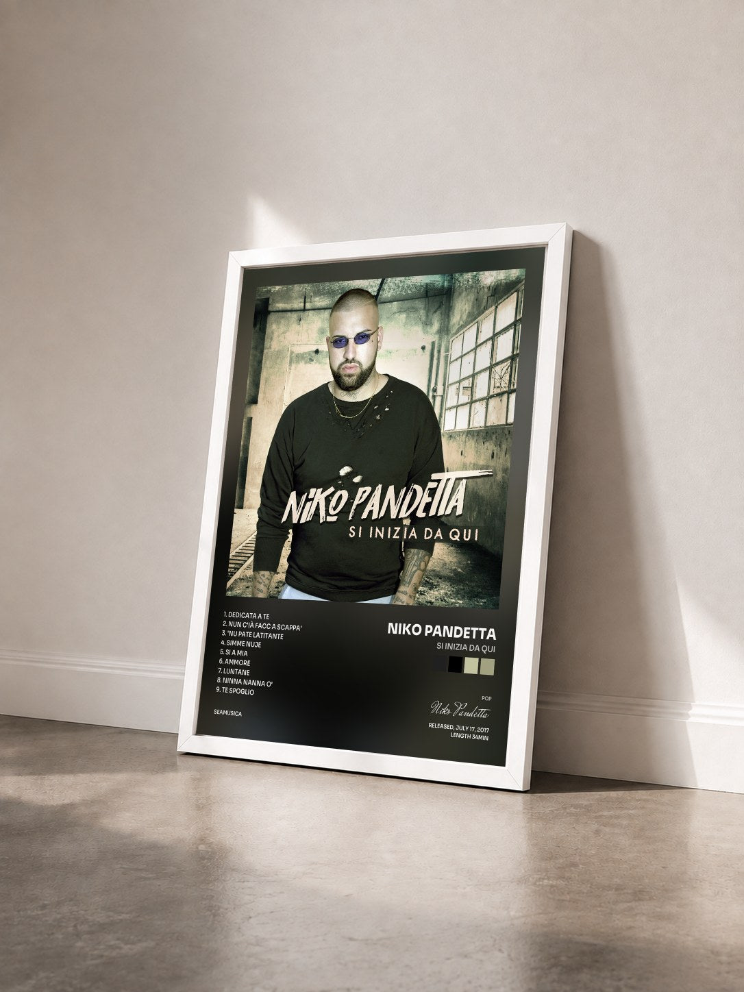 #blanc Tableau de l'album Si inizia da qui de Niko Pandetta vu de trois quarts, cadre blanc