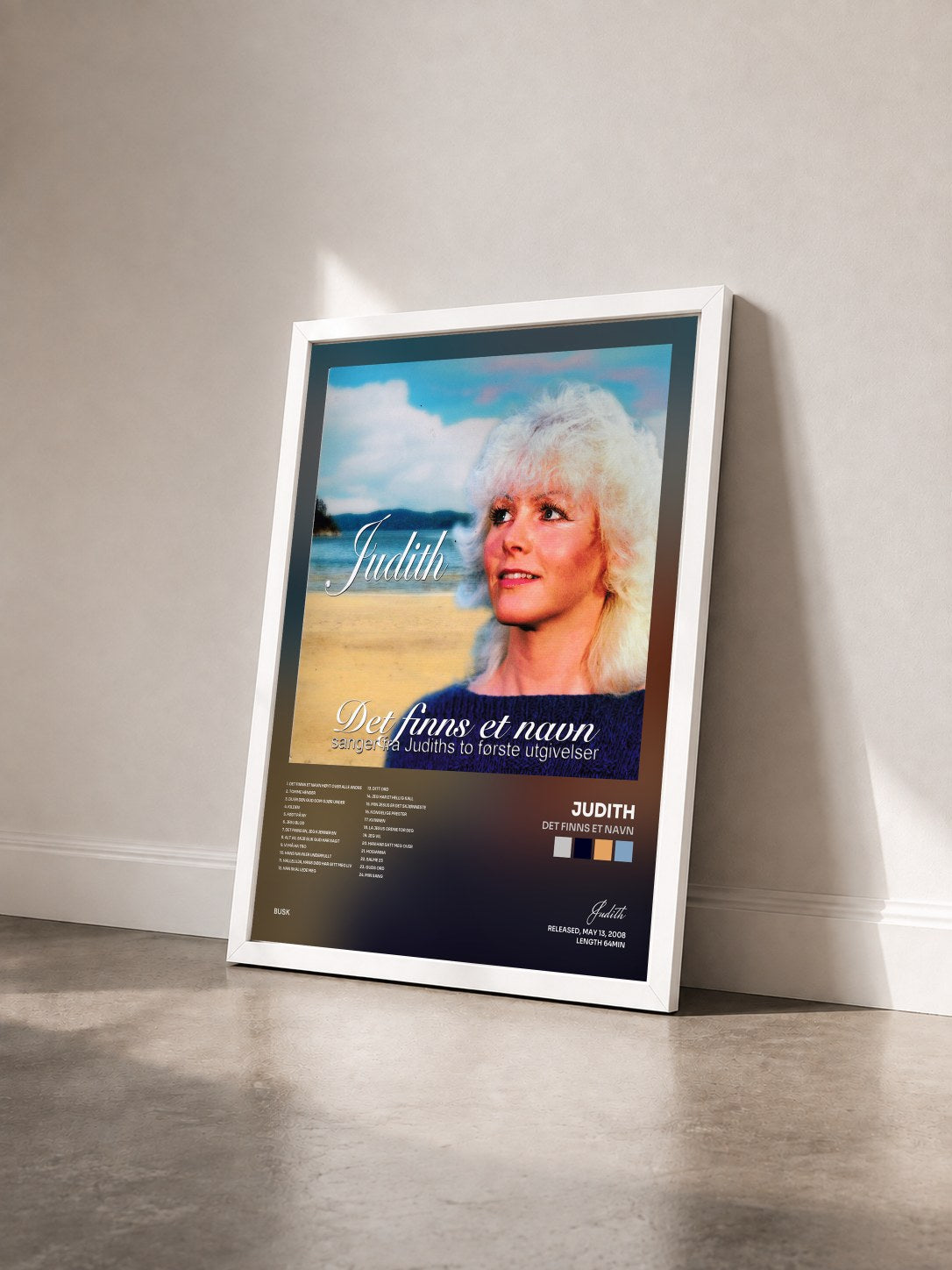 #blanc Tableau de l'album Det finns et navn de Judith vu de trois quarts, cadre blanc