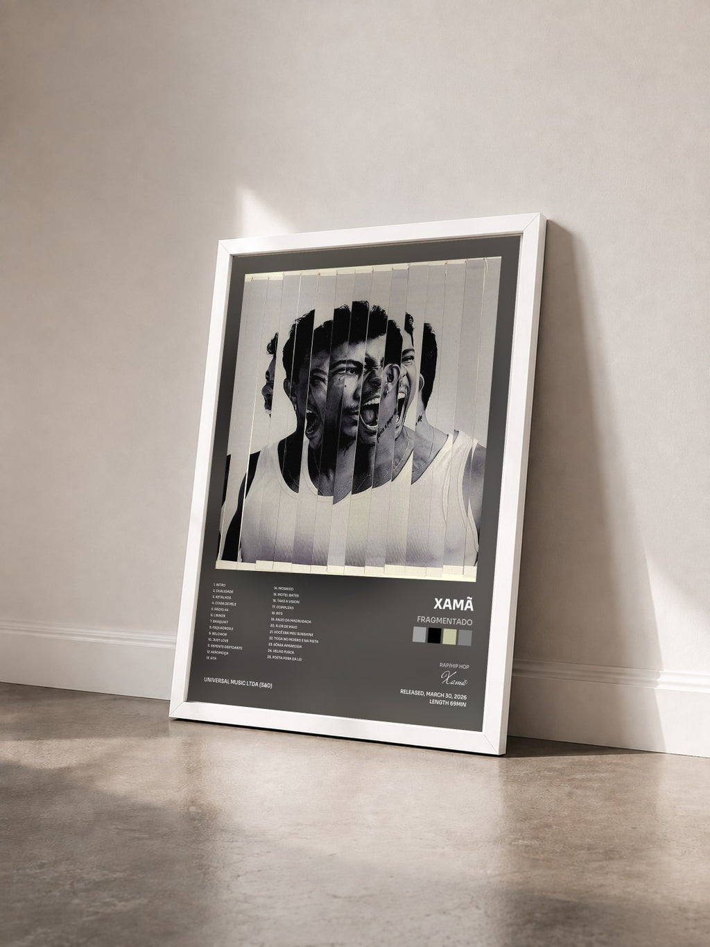 #blanc Tableau de l'album FRAGMENTADO de Xamã vu de trois quarts, cadre blanc