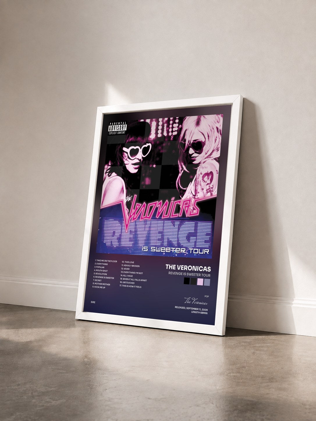 #blanc Tableau de l'album Revenge Is Sweeter Tour de The Veronicas vu de trois quarts, cadre blanc