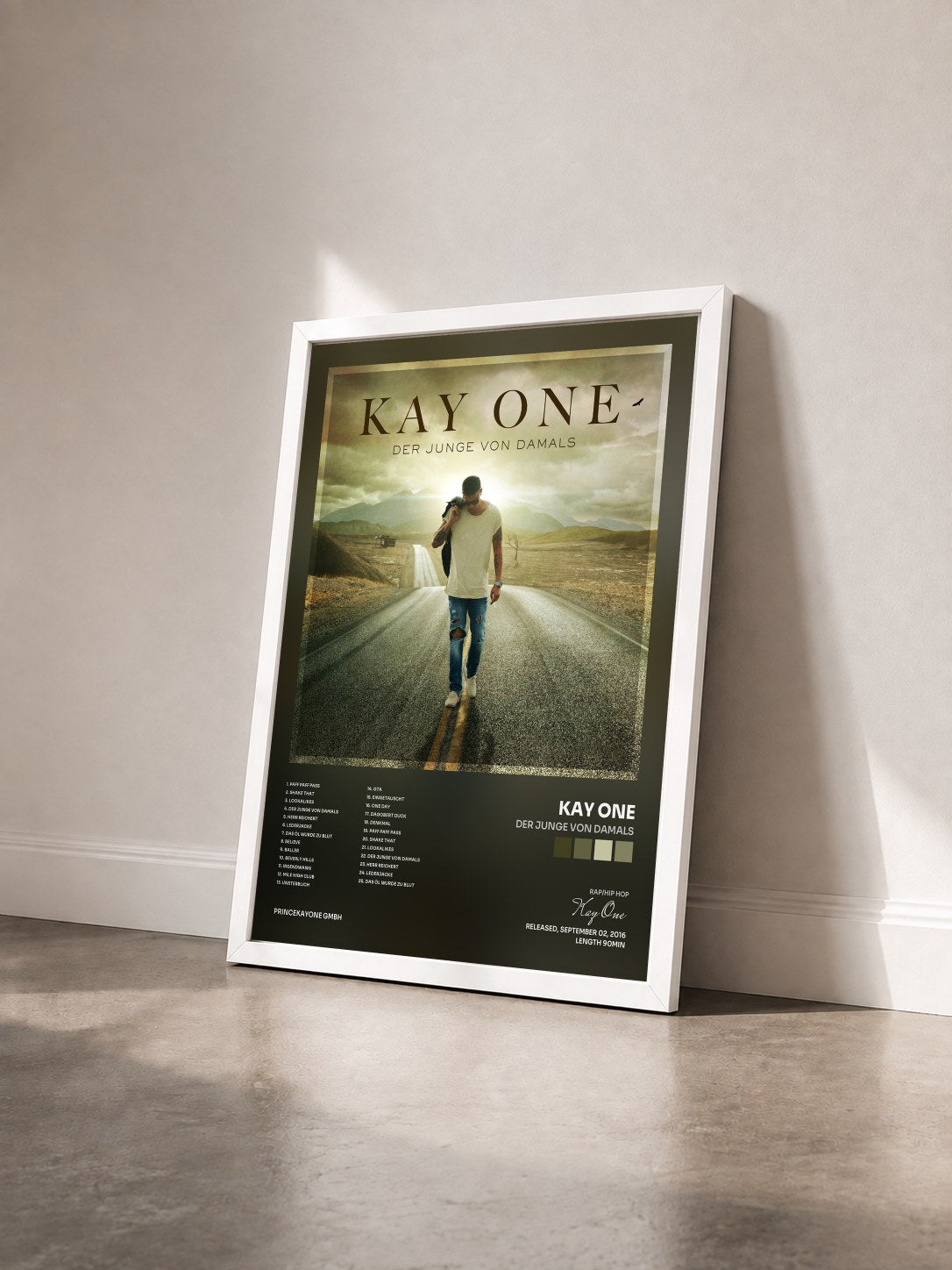 #blanc Tableau de l'album Der Junge von damals de Kay One vu de trois quarts, cadre blanc