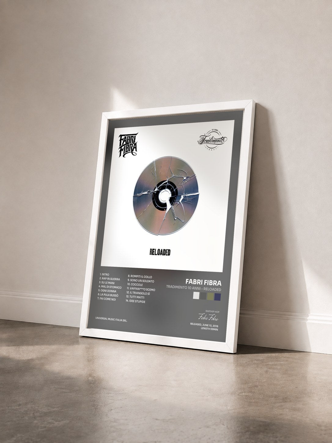 #blanc Tableau de l'album Tradimento 10 Anni - Reloaded de Fabri Fibra vu de trois quarts, cadre blanc
