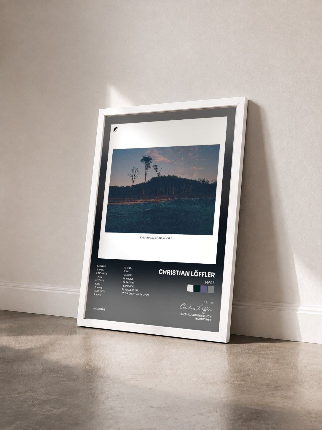 #blanc Tableau de l'album Mare de Christian Löffler vu de trois quarts, cadre blanc