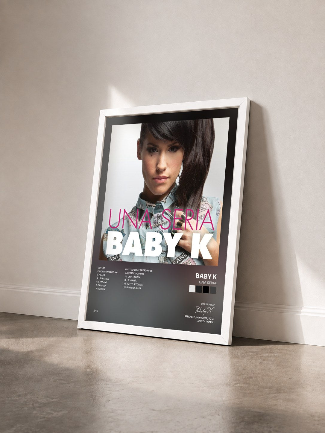 #blanc Tableau de l'album Una seria de Baby K vu de trois quarts, cadre blanc