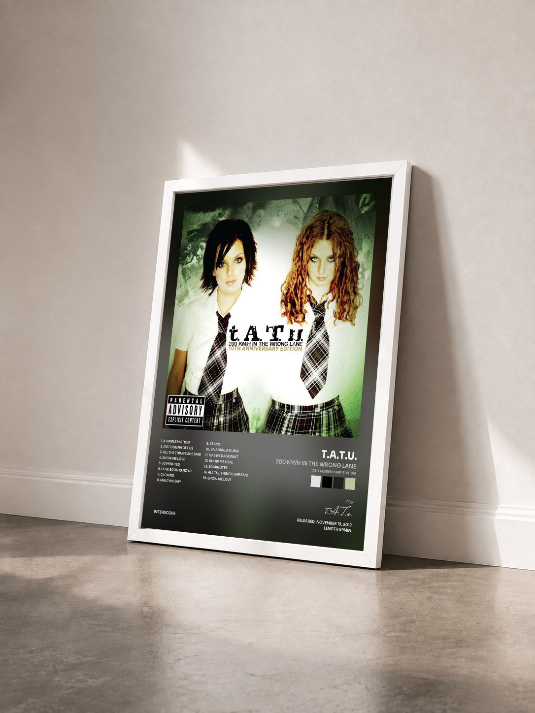 #blanc Tableau de l'album 200 KM/H In The Wrong Lane (10th Anniversary Edition) de t.A.T.u. vu de trois quarts, cadre blanc