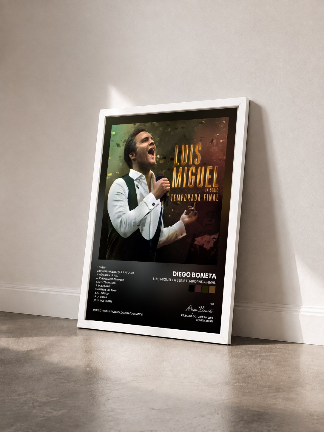 #blanc Tableau de l'album Luis Miguel la Serie Temporada Final de Diego Boneta vu de trois quarts, cadre blanc