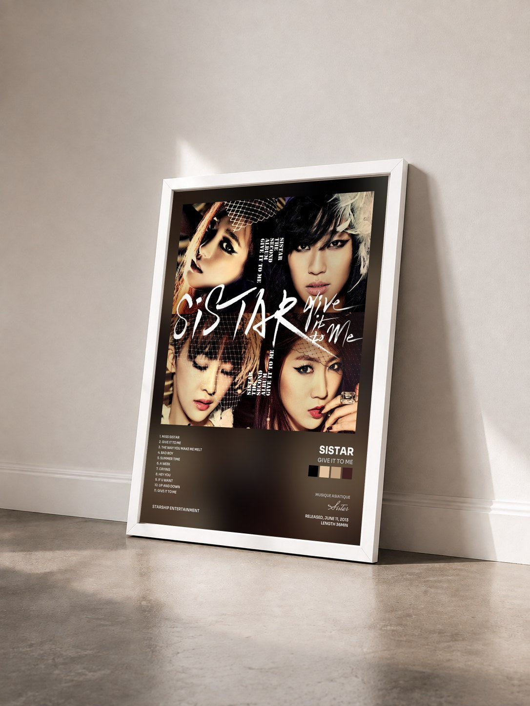 #blanc Tableau de l'album Give It To Me de Sistar vu de trois quarts, cadre blanc