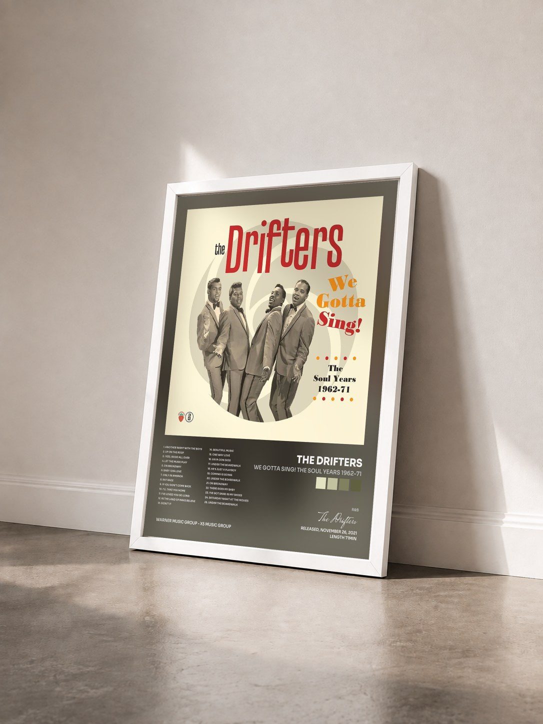 #blanc Tableau de l'album We Gotta Sing! The Soul Years 1962-71 de The Drifters vu de trois quarts, cadre blanc