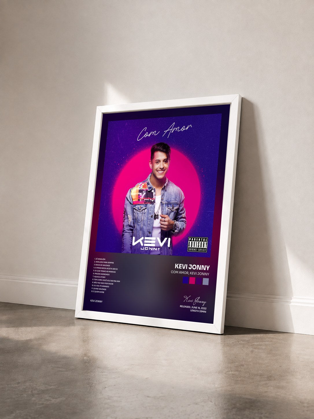 #blanc Tableau de l'album Com amor, Kevi Jonny de Kevi Jonny vu de trois quarts, cadre blanc