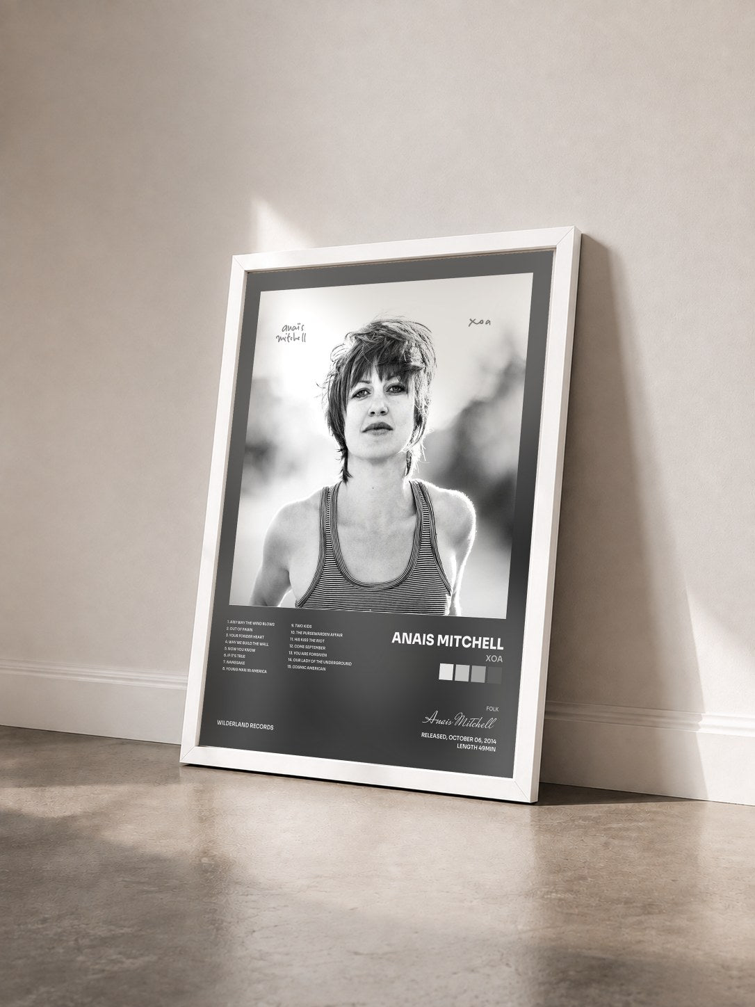 #blanc Tableau de l'album xoa de Anais Mitchell vu de trois quarts, cadre blanc