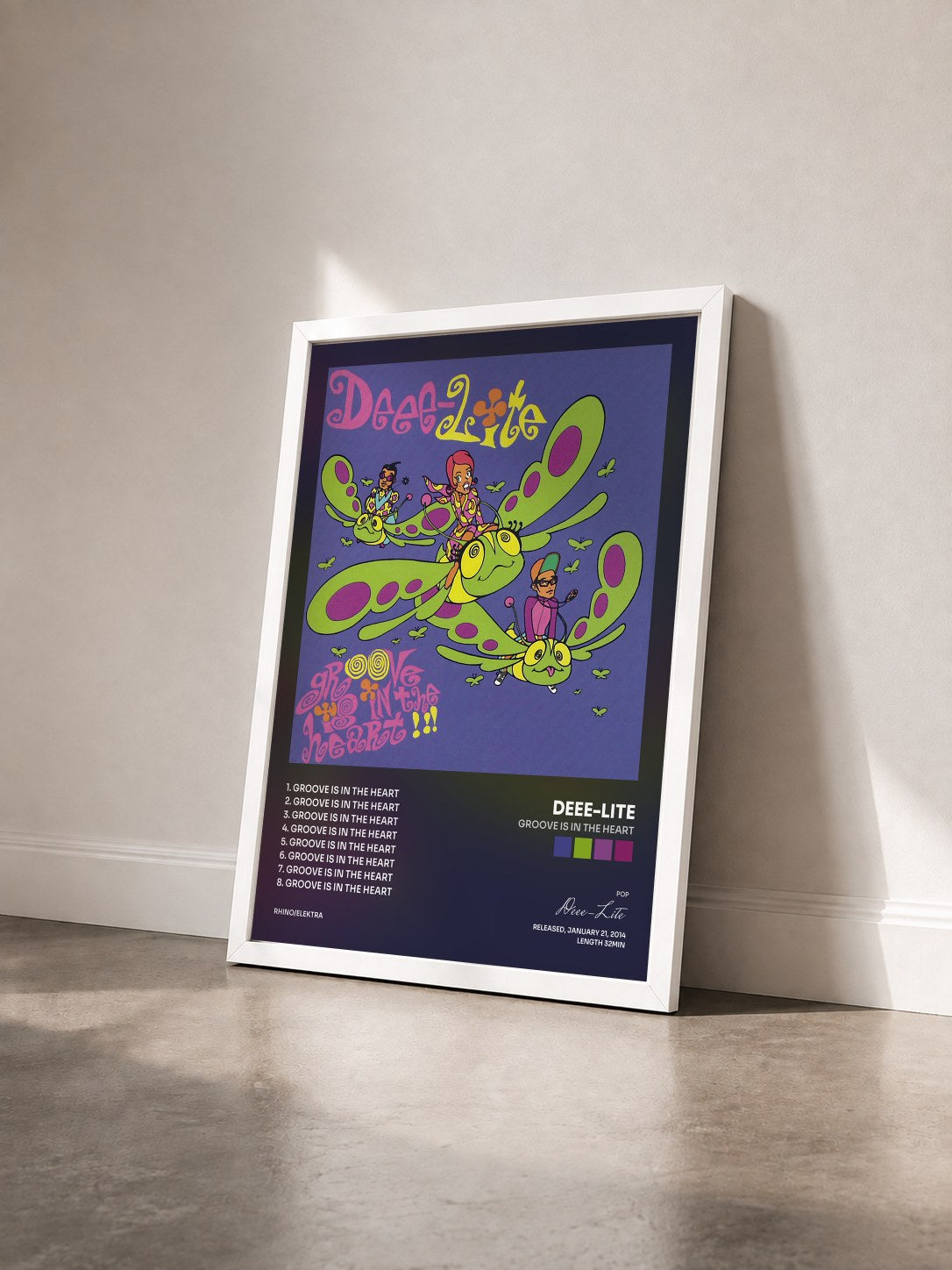 #blanc Tableau de l'album Groove Is in the Heart de Deee-Lite vu de trois quarts, cadre blanc