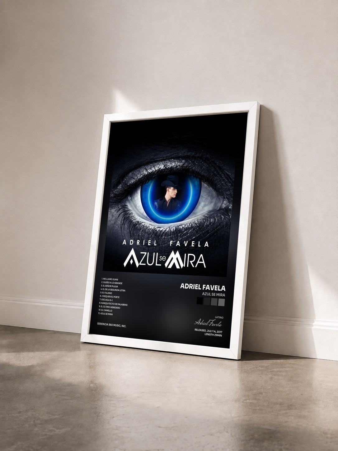 #blanc Tableau de l'album Azul Se Mira de Adriel Favela vu de trois quarts, cadre blanc