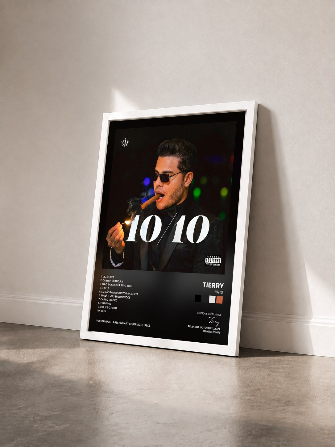 #blanc Tableau de l'album 10/10 de Tierry vu de trois quarts, cadre blanc