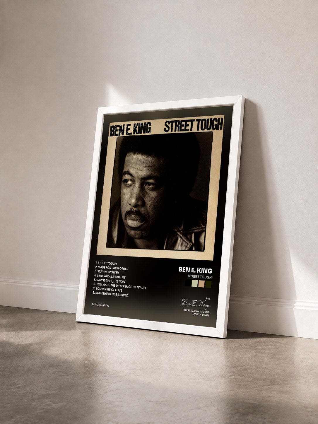 #blanc Tableau de l'album Street Tough de Ben E. King vu de trois quarts, cadre blanc
