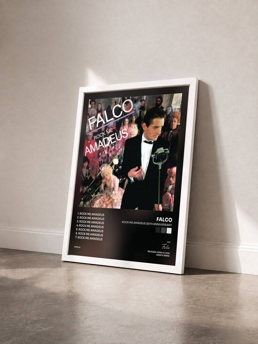 #blanc Tableau de l'album Rock Me Amadeus 30th Anniversary de Falco vu de trois quarts, cadre blanc