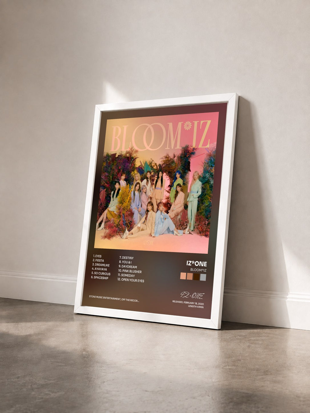 #blanc Tableau de l'album BLOOM*IZ de IZ*ONE vu de trois quarts, cadre blanc