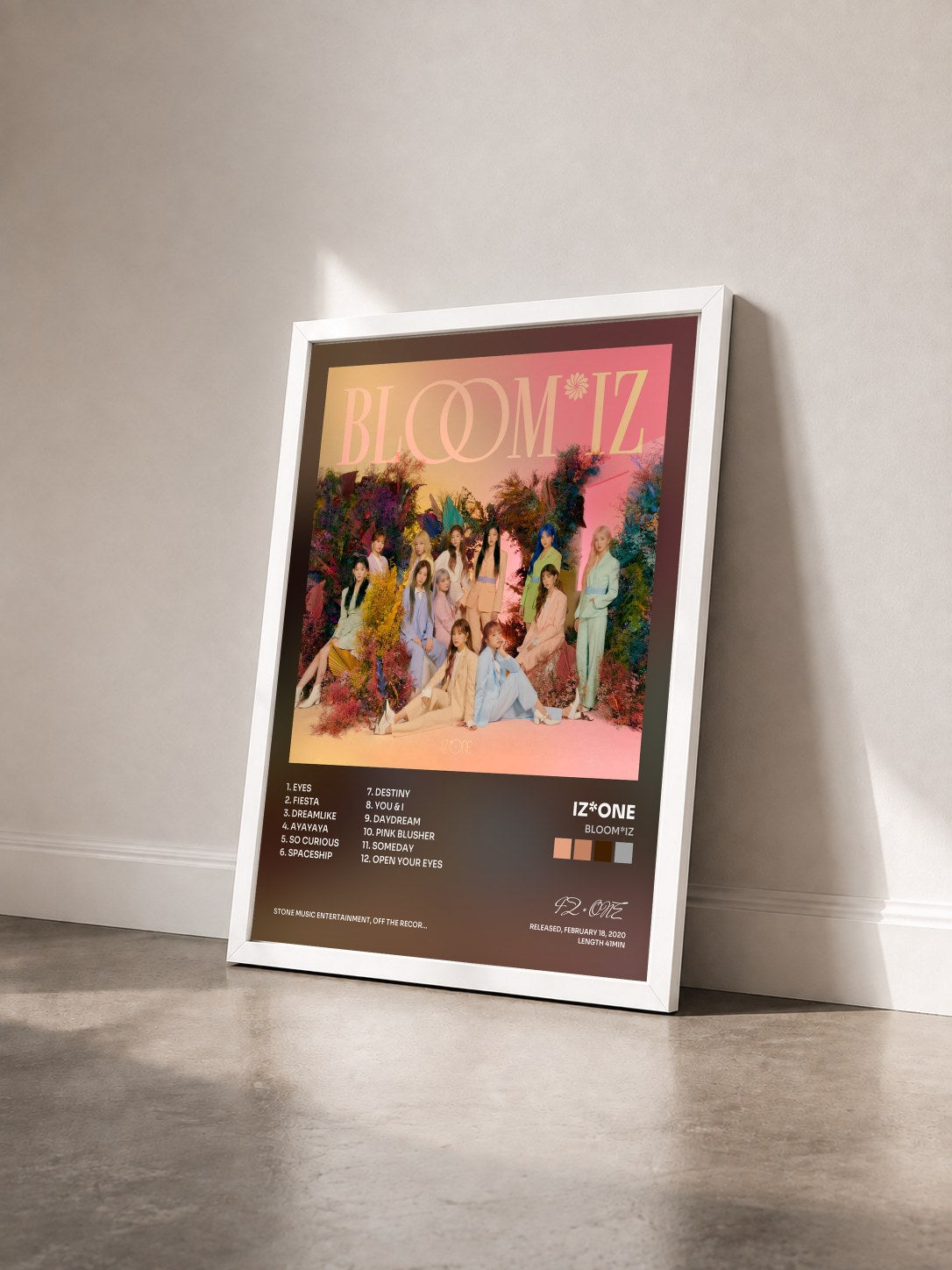 #blanc Tableau de l'album BLOOM*IZ de IZ*ONE vu de trois quarts, cadre blanc