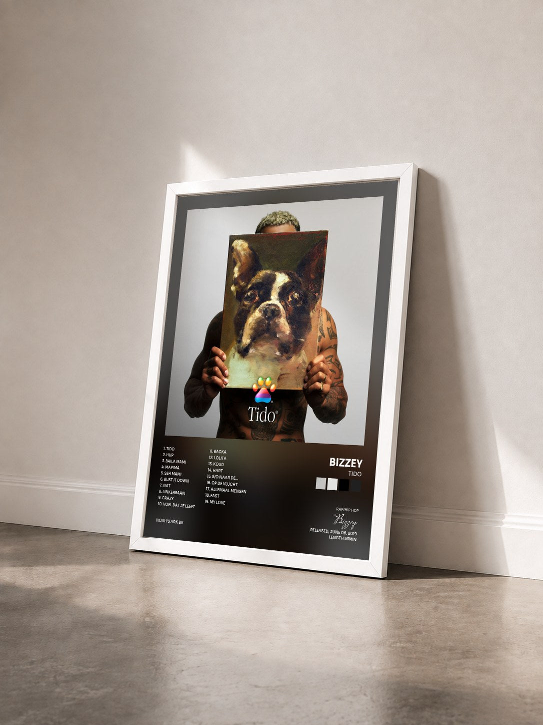 #blanc Tableau de l'album Tido de Bizzey vu de trois quarts, cadre blanc