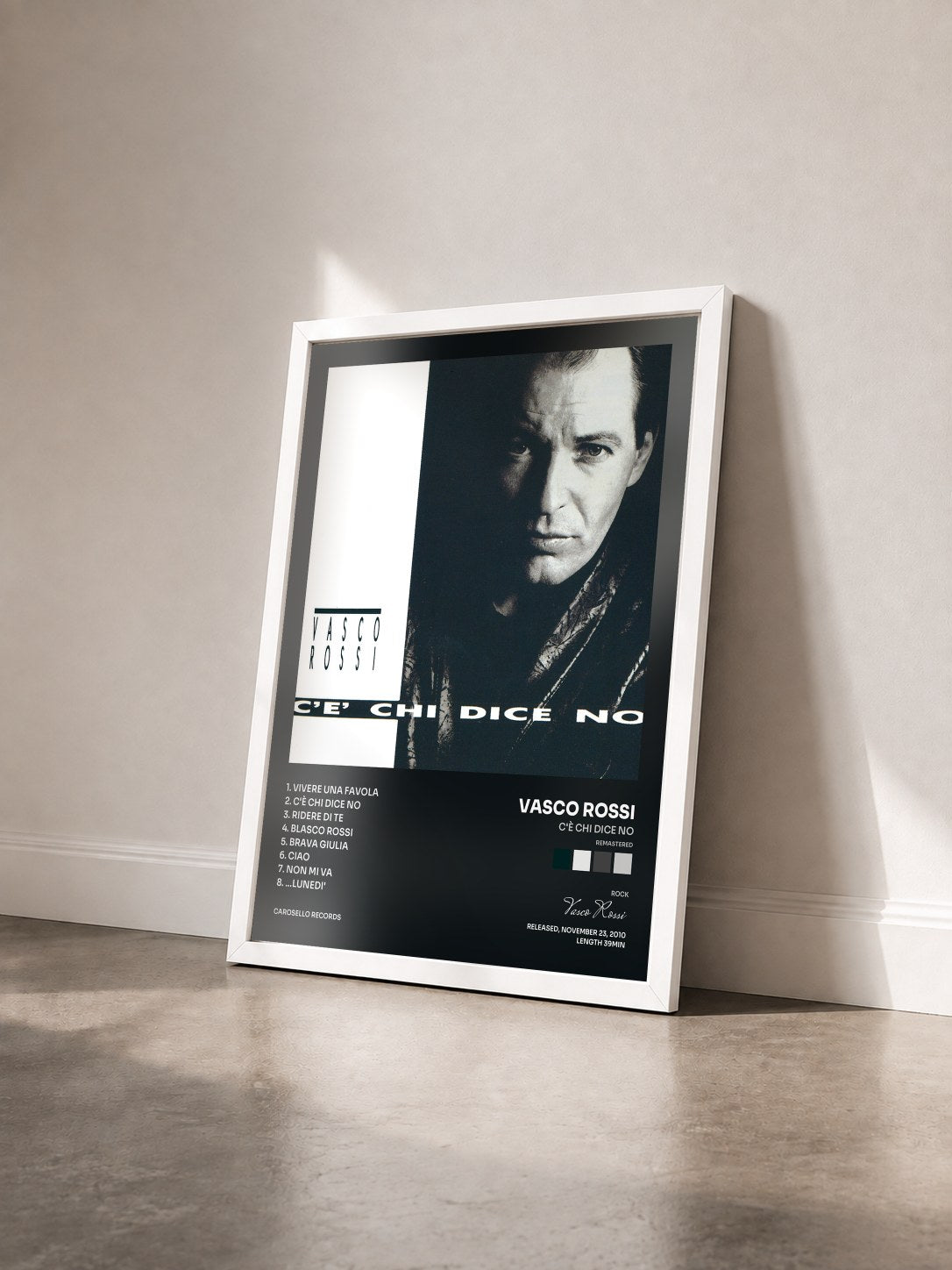 #blanc Tableau de l'album C'è Chi Dice No (Remastered) de Vasco Rossi vu de trois quarts, cadre blanc