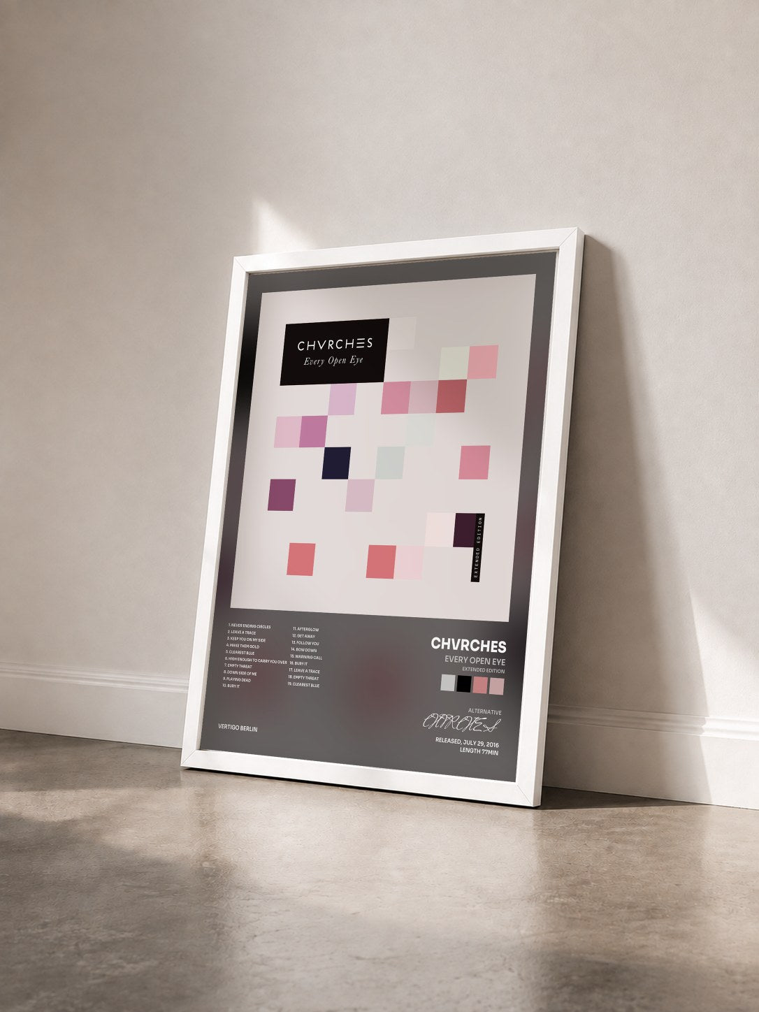 #blanc Tableau de l'album Every Open Eye (Extended Edition) de CHVRCHES vu de trois quarts, cadre blanc