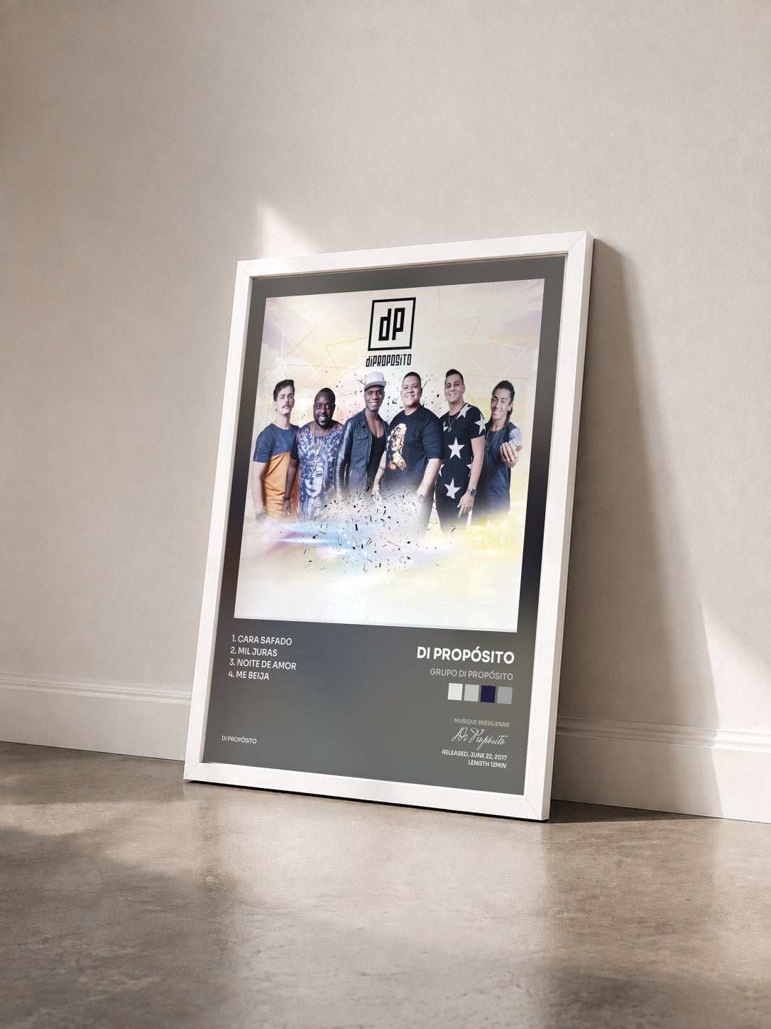 #blanc Tableau de l'album Grupo Di Propósito de Di Propósito vu de trois quarts, cadre blanc