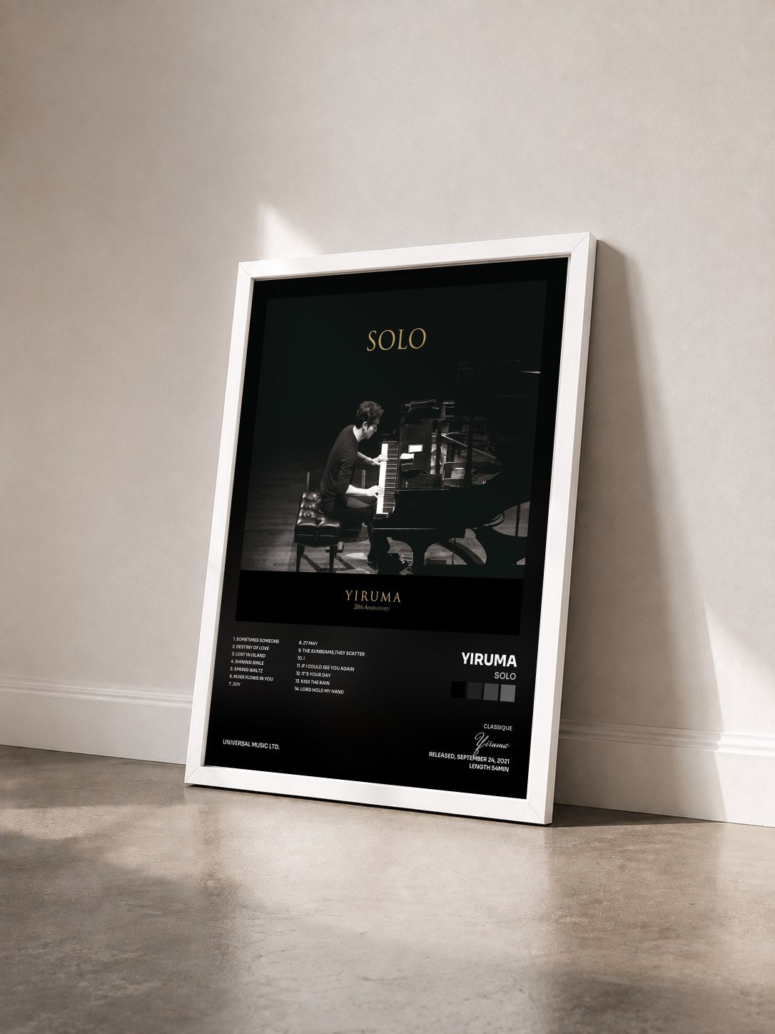 #blanc Tableau de l'album SOLO de Yiruma vu de trois quarts, cadre blanc