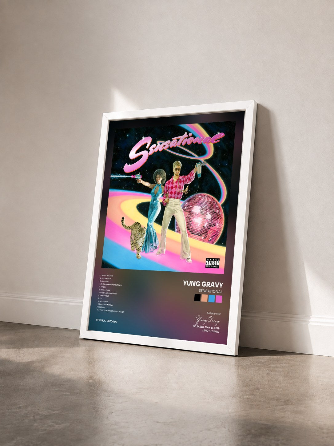 #blanc Tableau de l'album Sensational de Yung Gravy vu de trois quarts, cadre blanc